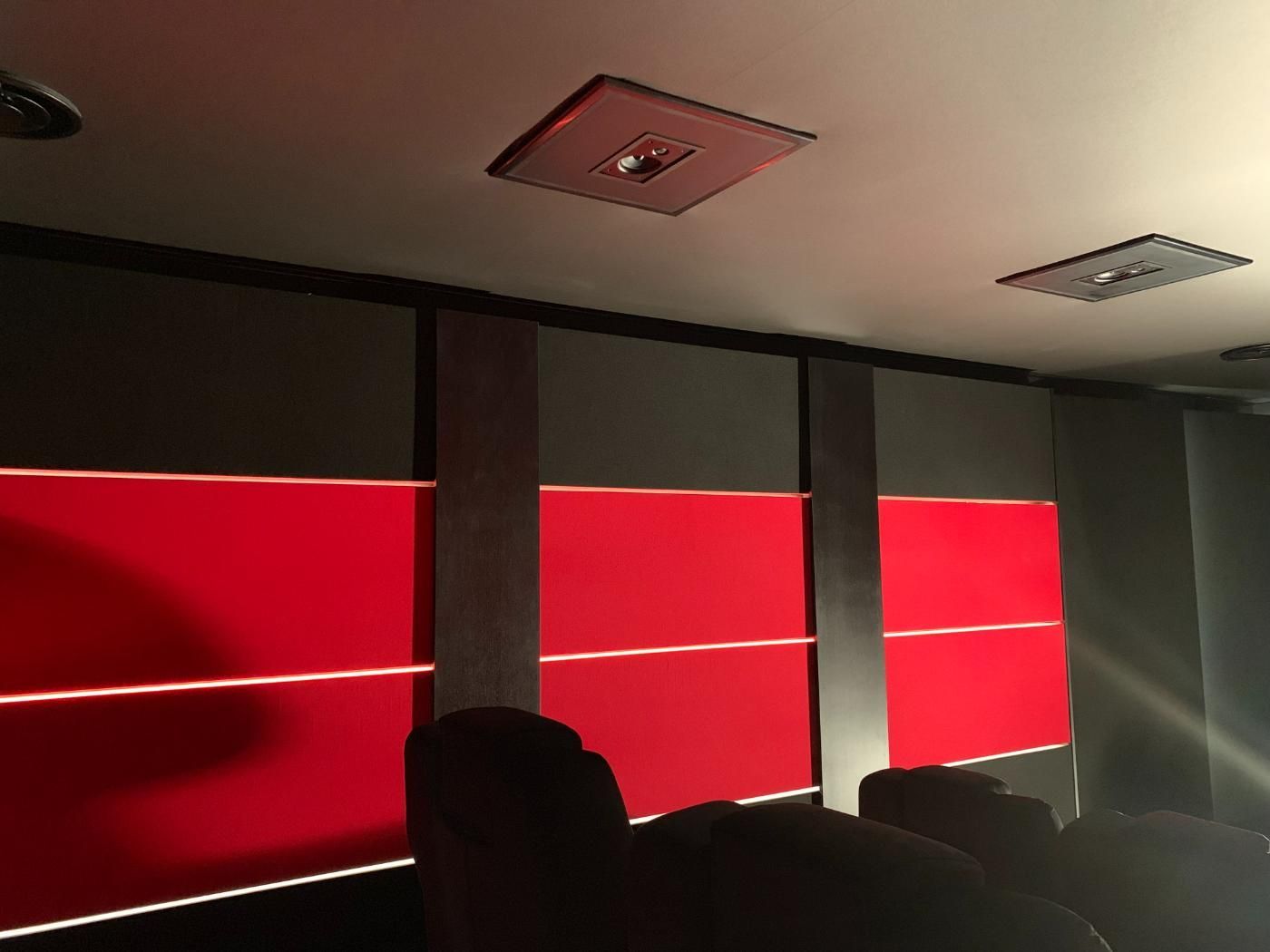 Une pièce avec un mur rouge et un mur noir.