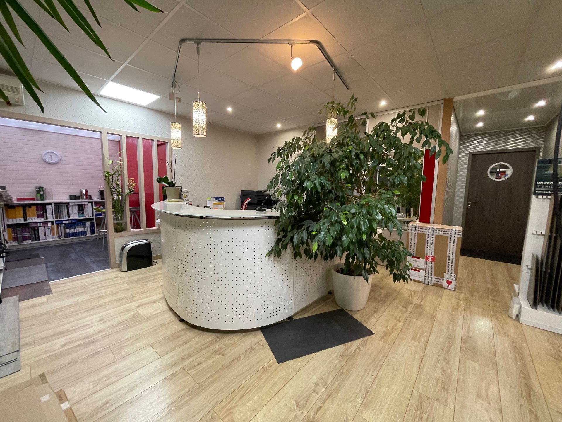 Une grande usine dans un grand bureau.