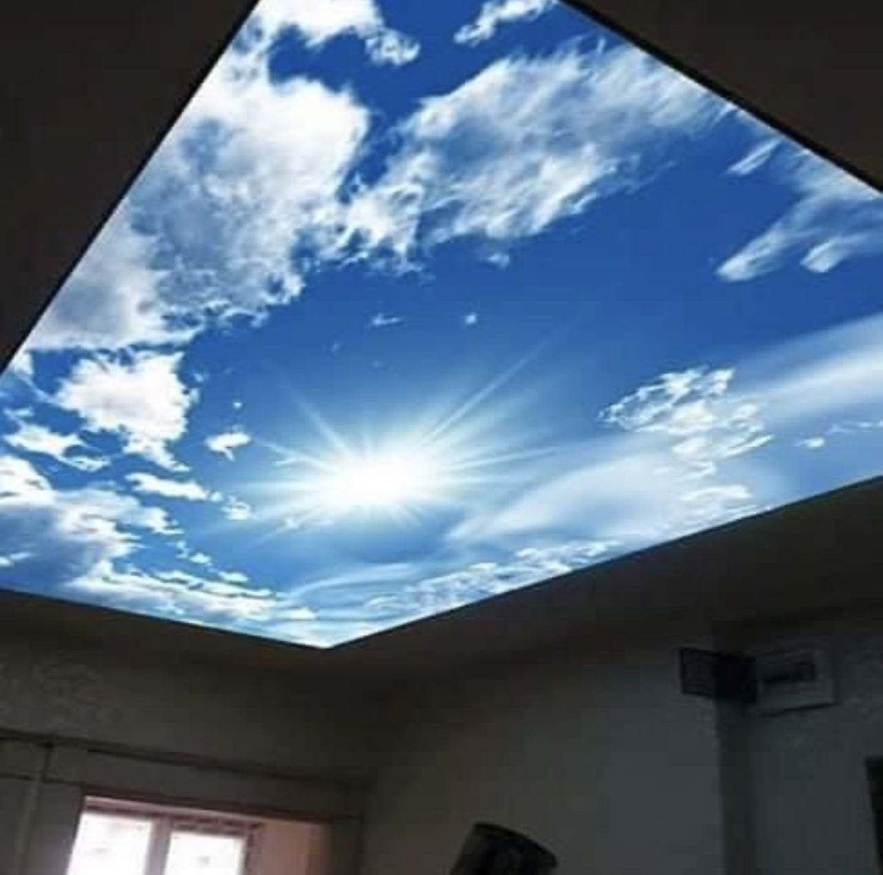 Une équipe discute dans une salle de réunion