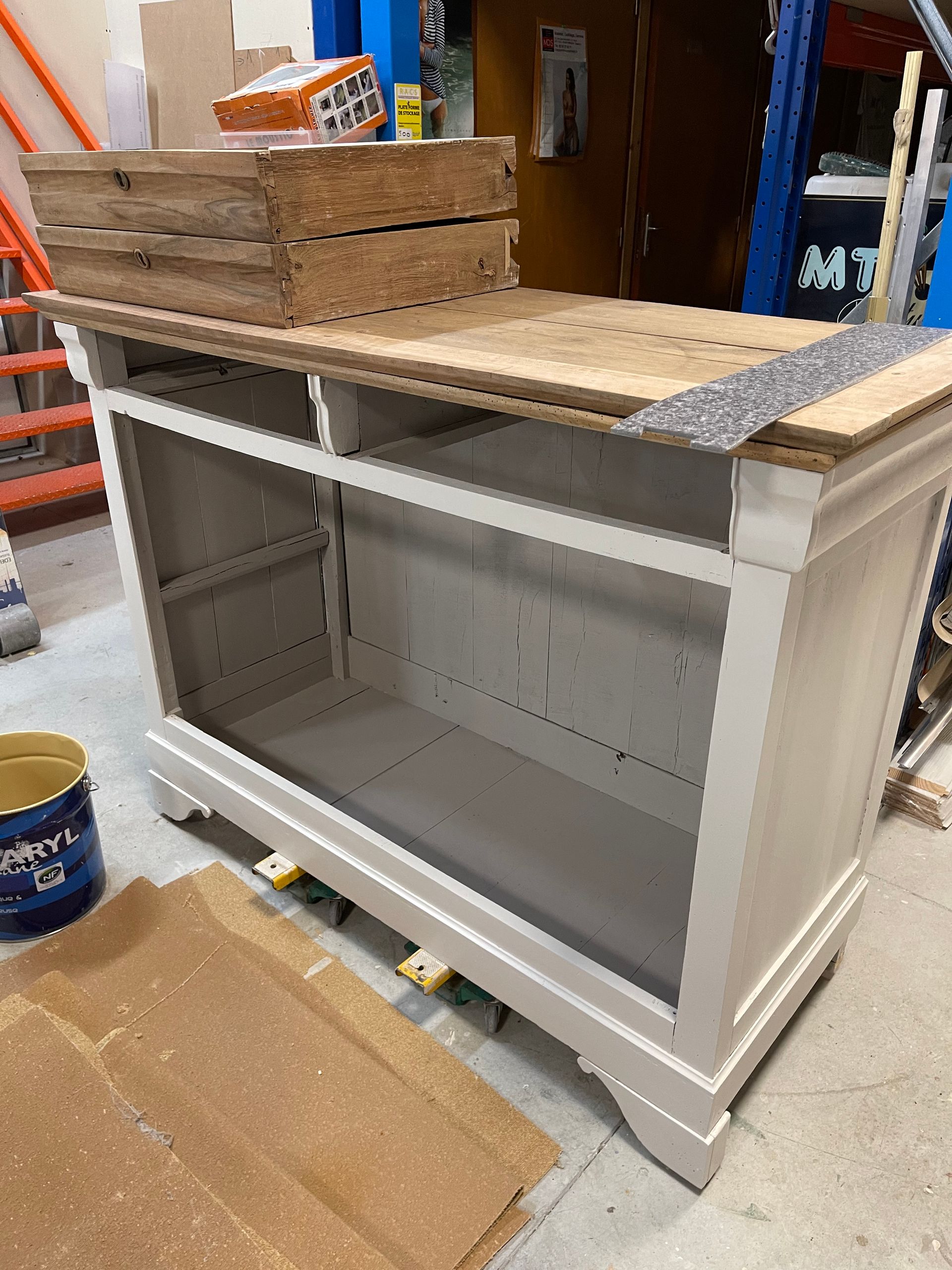 MT Peintures : restauration d'un meuble en bois dans l'atelier