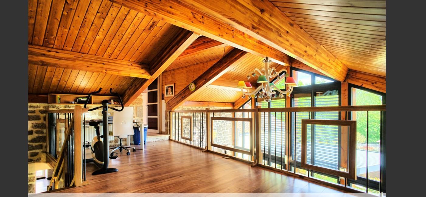 Une grande pièce en bois avec une salle de sport et une grande fenêtre.