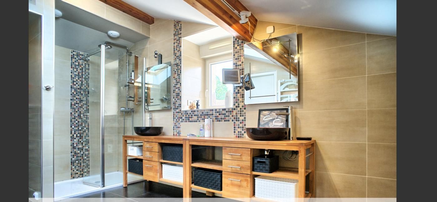 Une salle de bain avec lavabo.