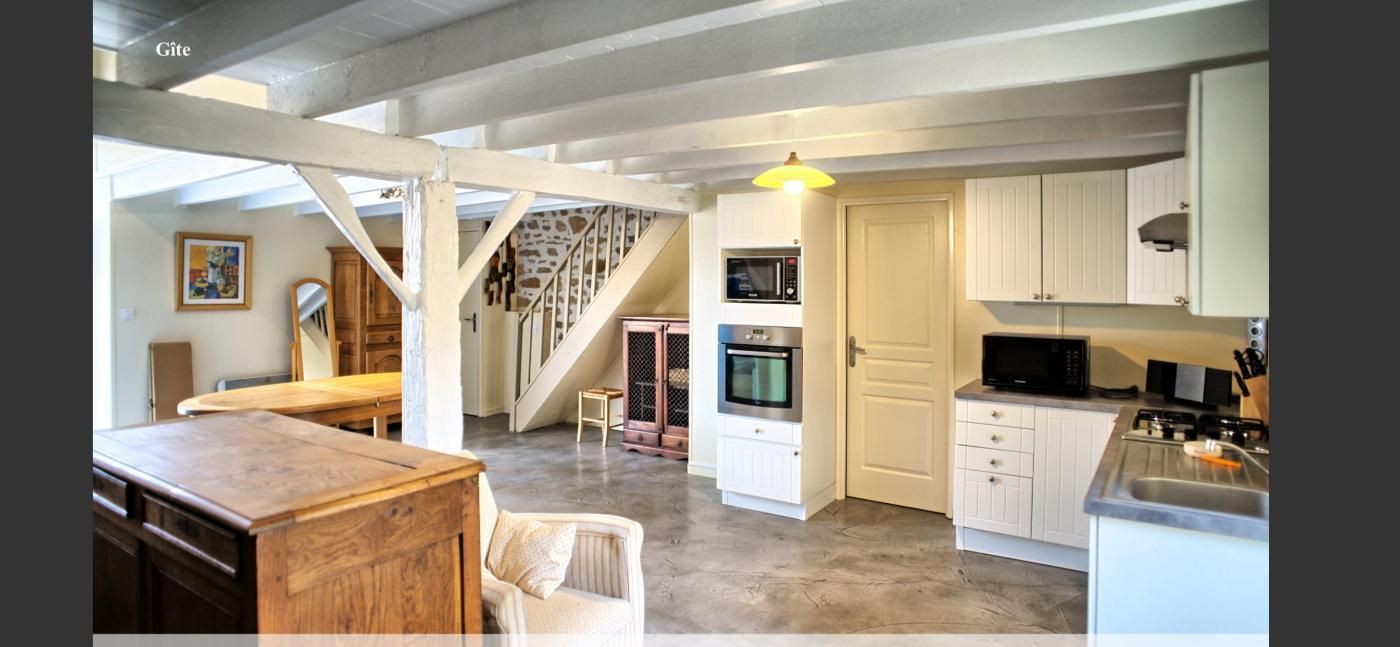 Une cuisine avec un évier et une cuisinière.