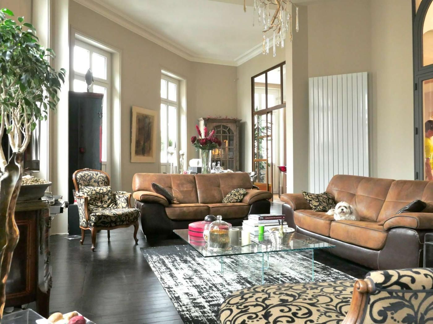 Salon avec des meubles en cuir marron et un chandel.