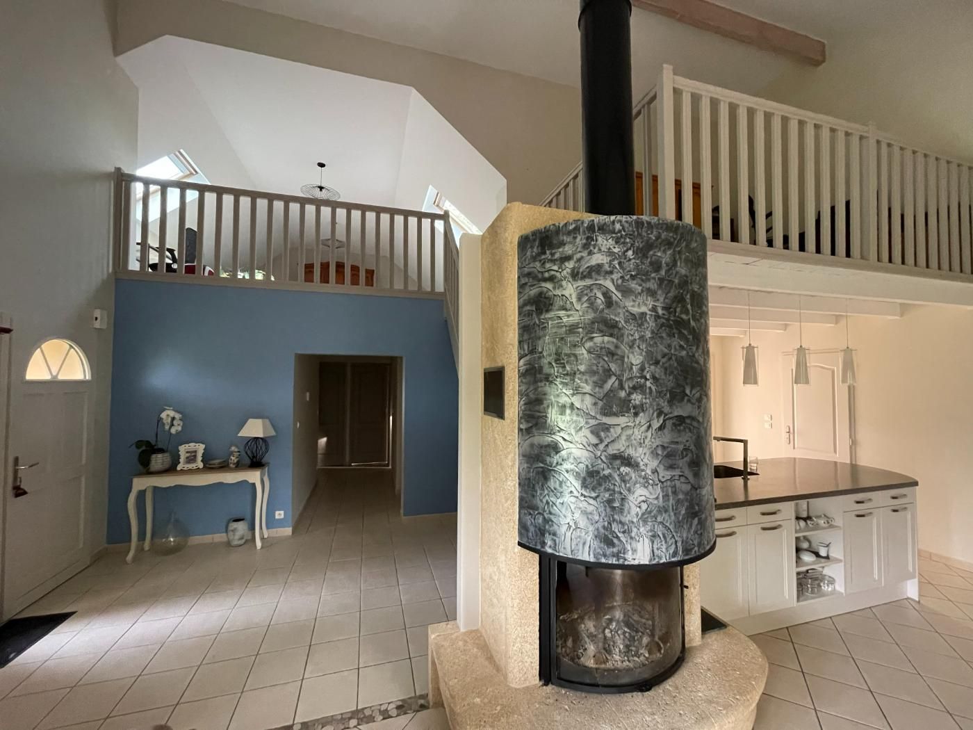 Un grand poêle posé dans une cuisine à côté d'un escalier