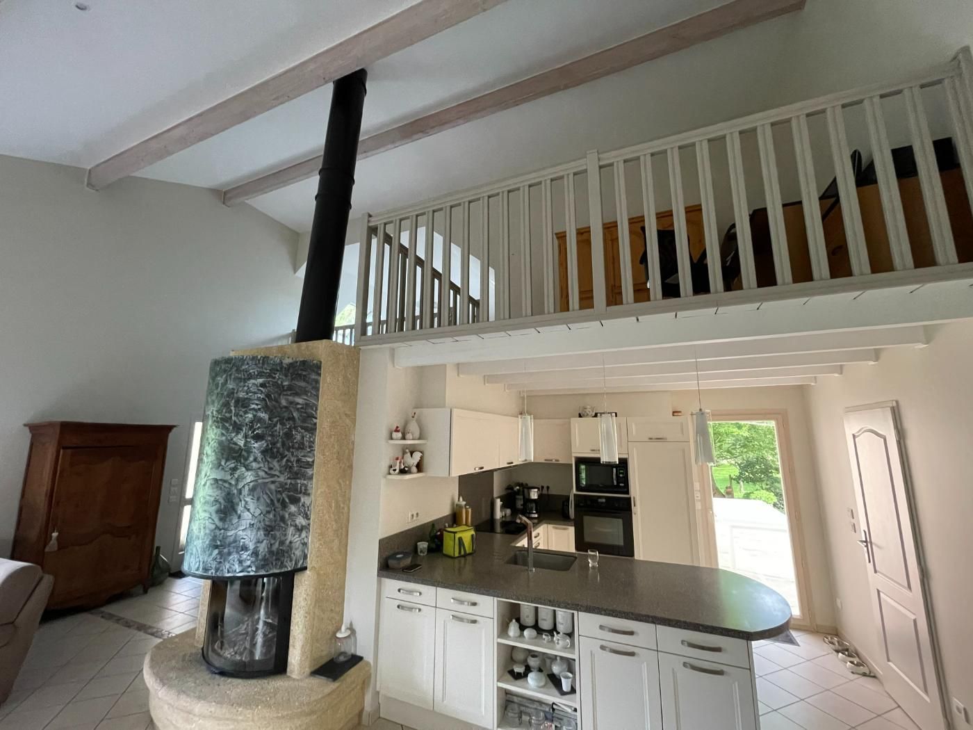 Une cuisine avec une cuisinière