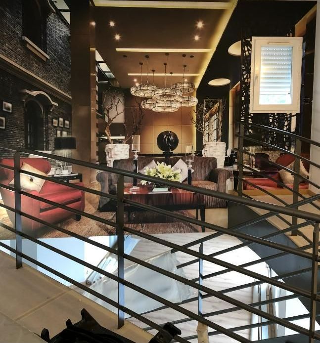 Une pièce avec un canapé et une table.