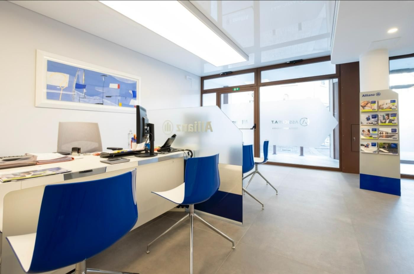 Un bureau blanc avec des chaises bleues