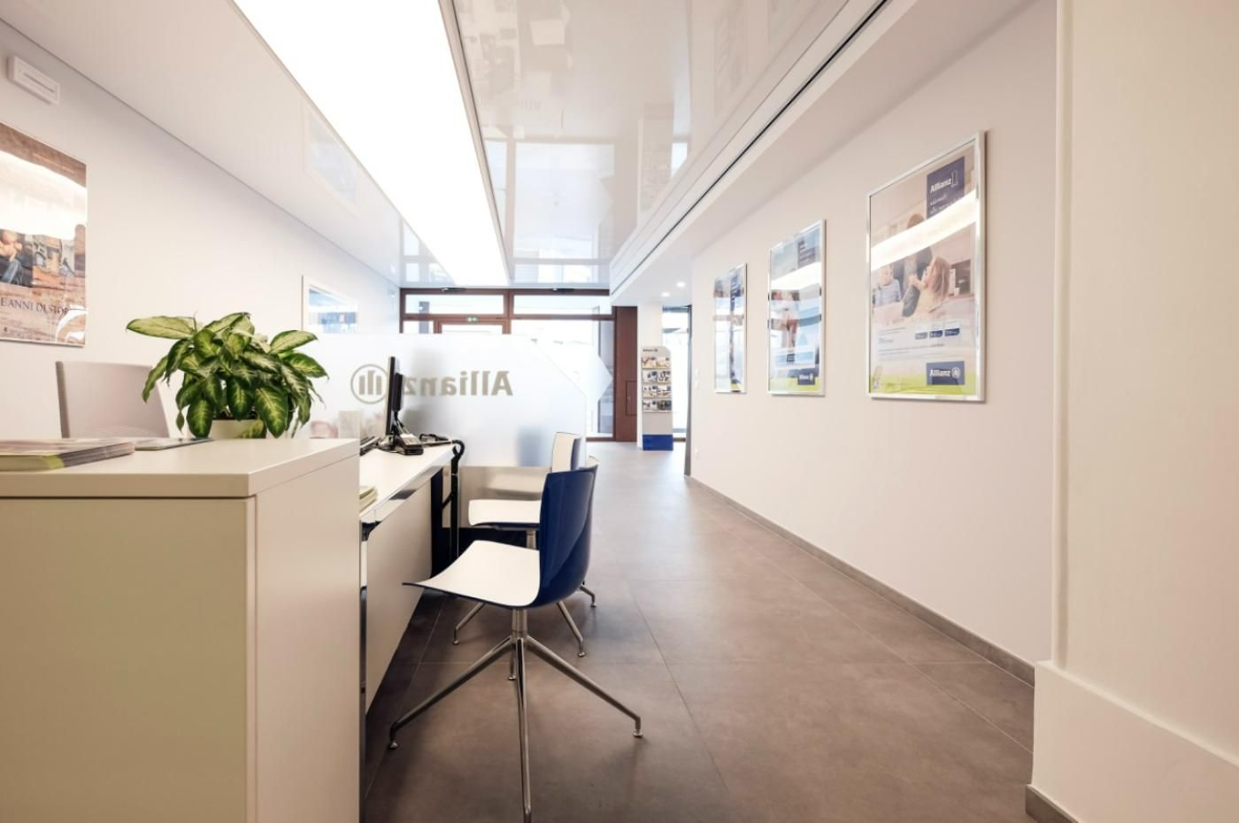 Une agence d'assurance avec des bureaux et chaises