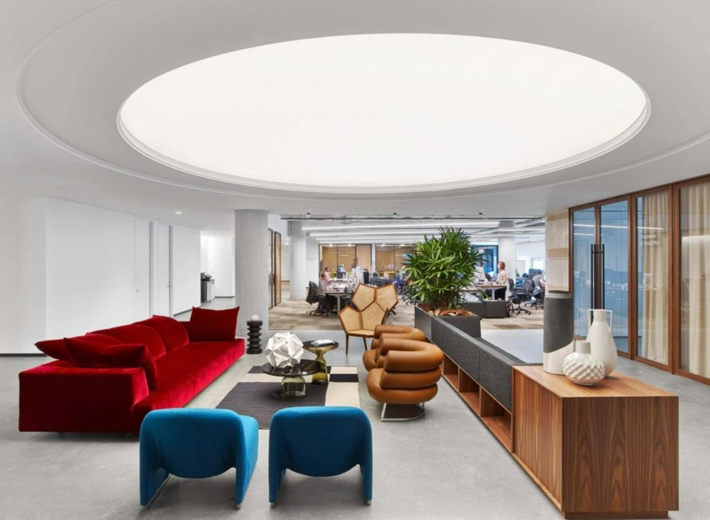 Un grand salon avec un plafond circulaire.