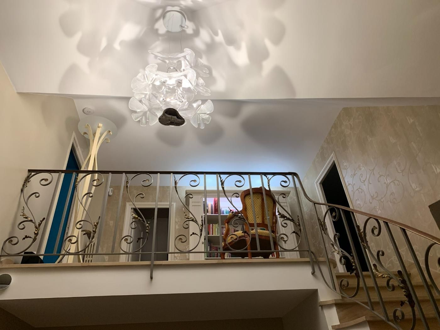 Un plafond blanc avec un lustre.