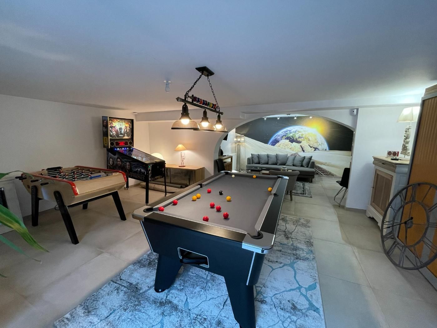 Une table de billard dans une pièce avec piscine.