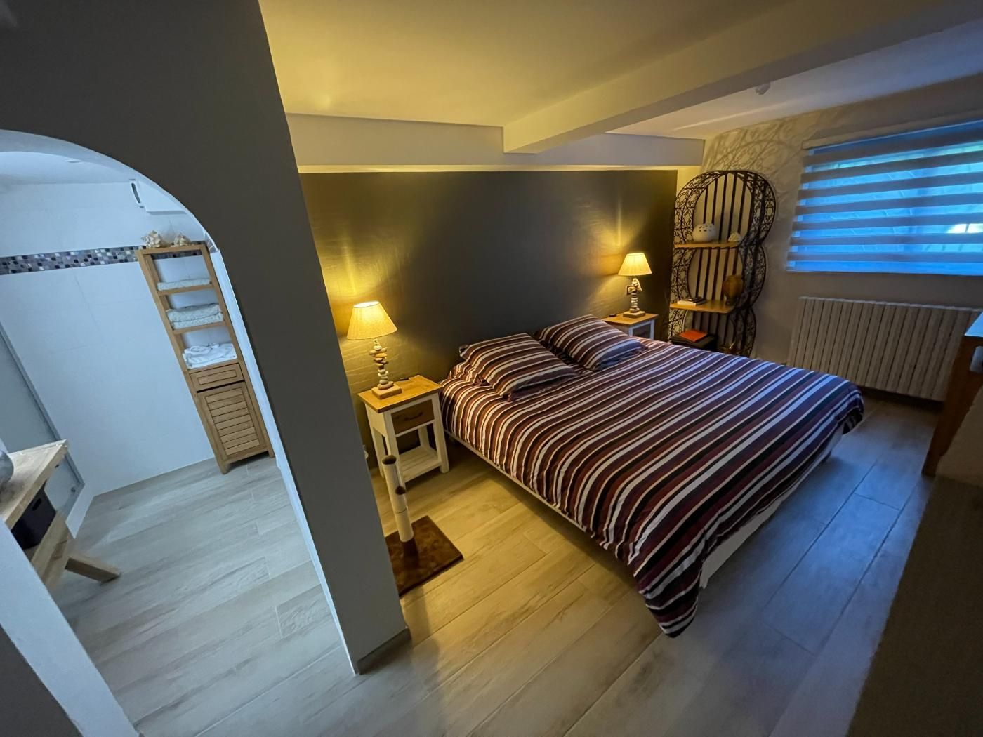 Une chambre avec un lit et un bureau.