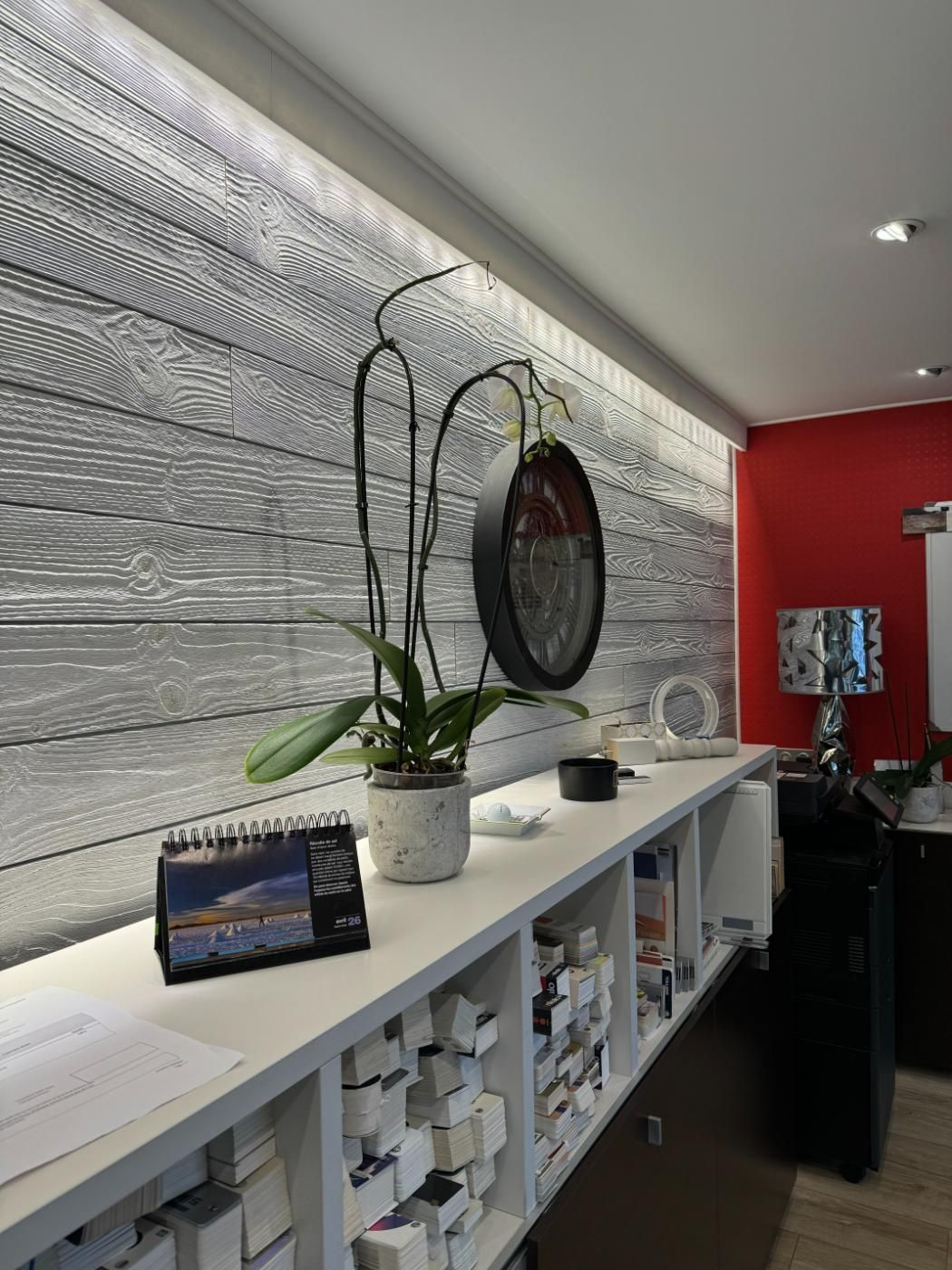 Un bureau blanc avec une plante dessus.