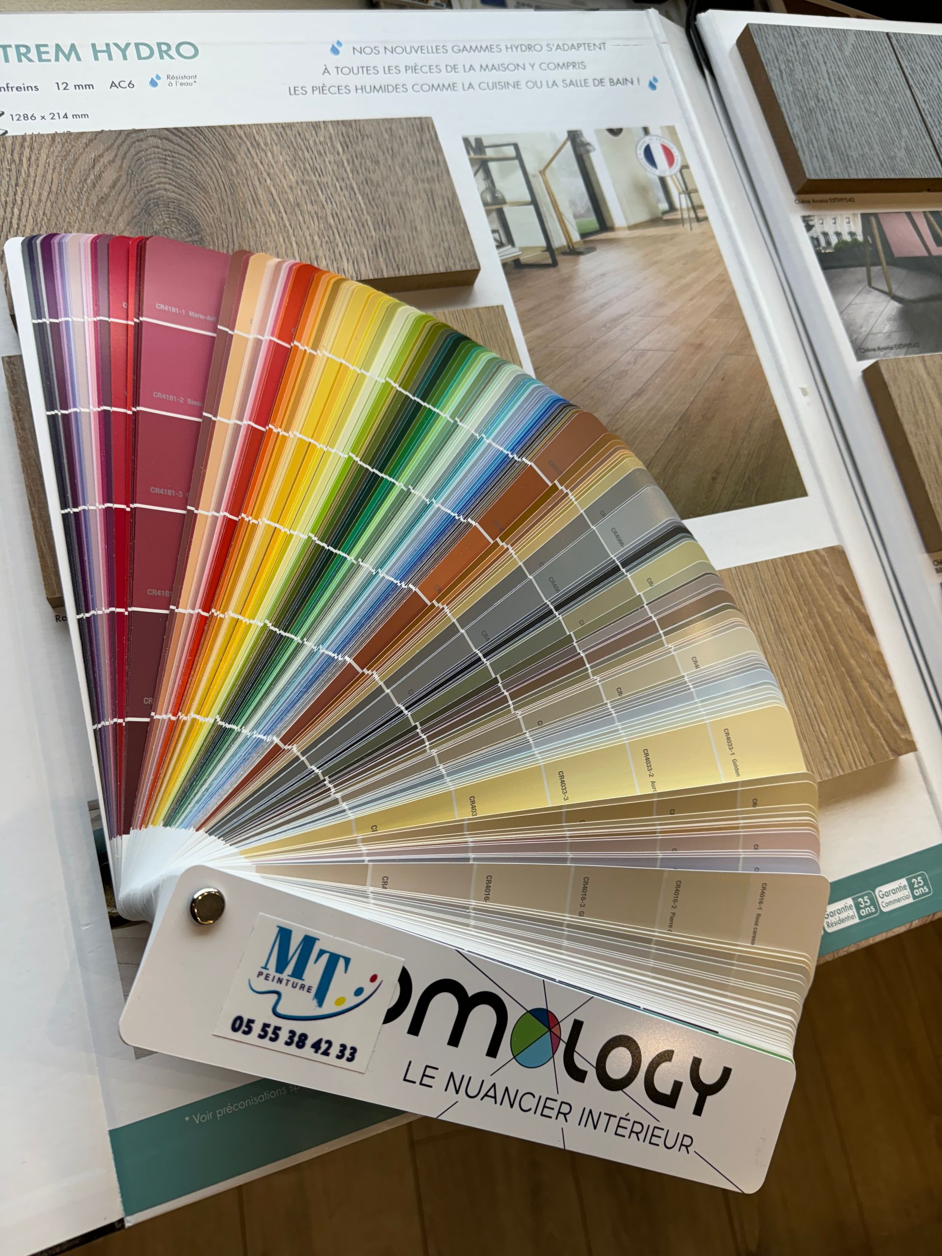 Un catalogue des nouvelles couleurs de peinture.