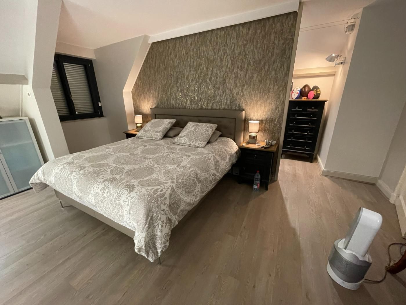 Pose d'un revêtement mural dans une chambre