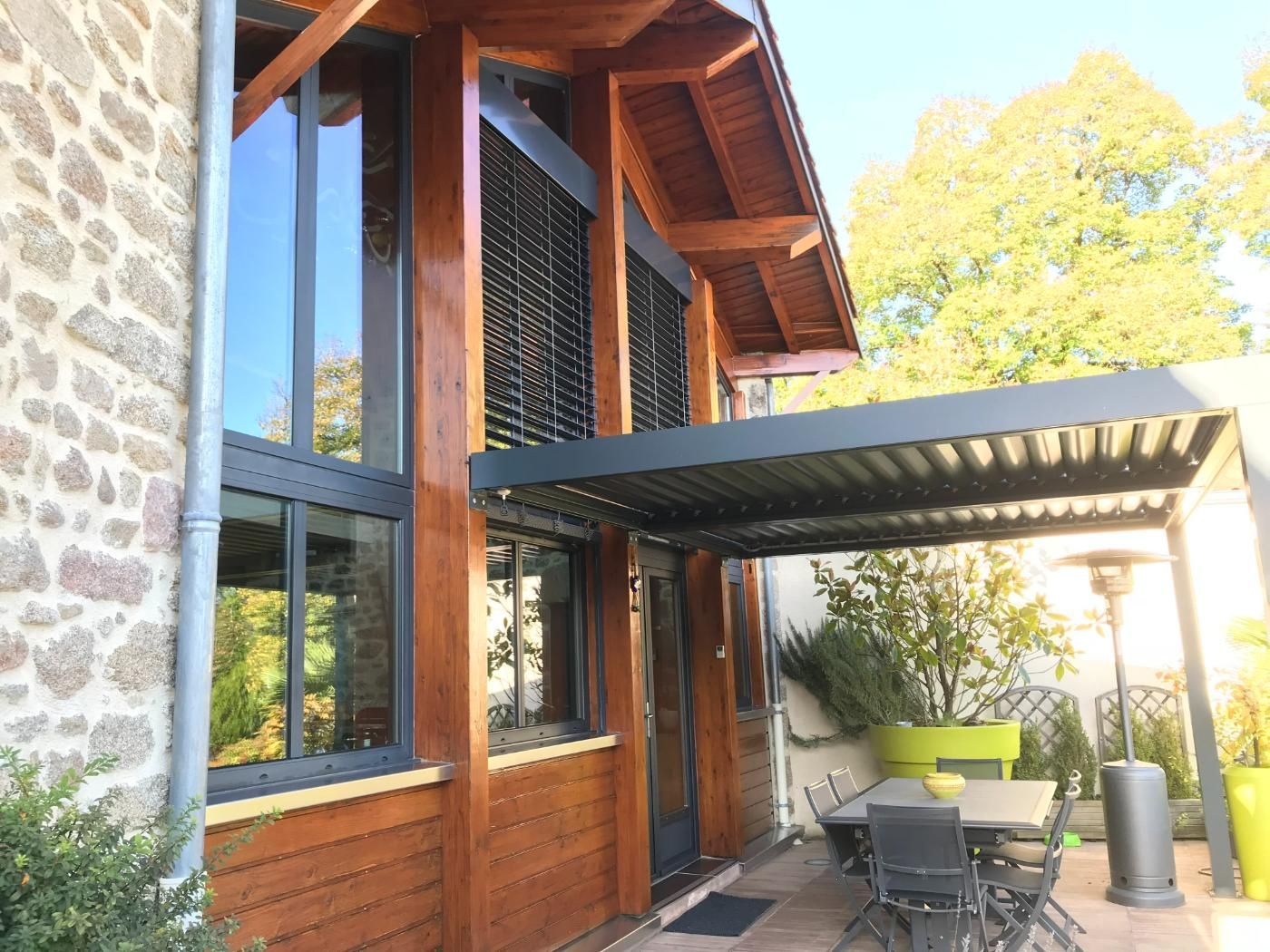 Réalisation d'une façade en bois avec fenêtres, et carport