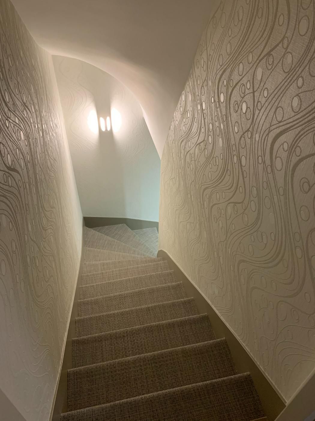 Réalisation d'une toile murale dans un escalier