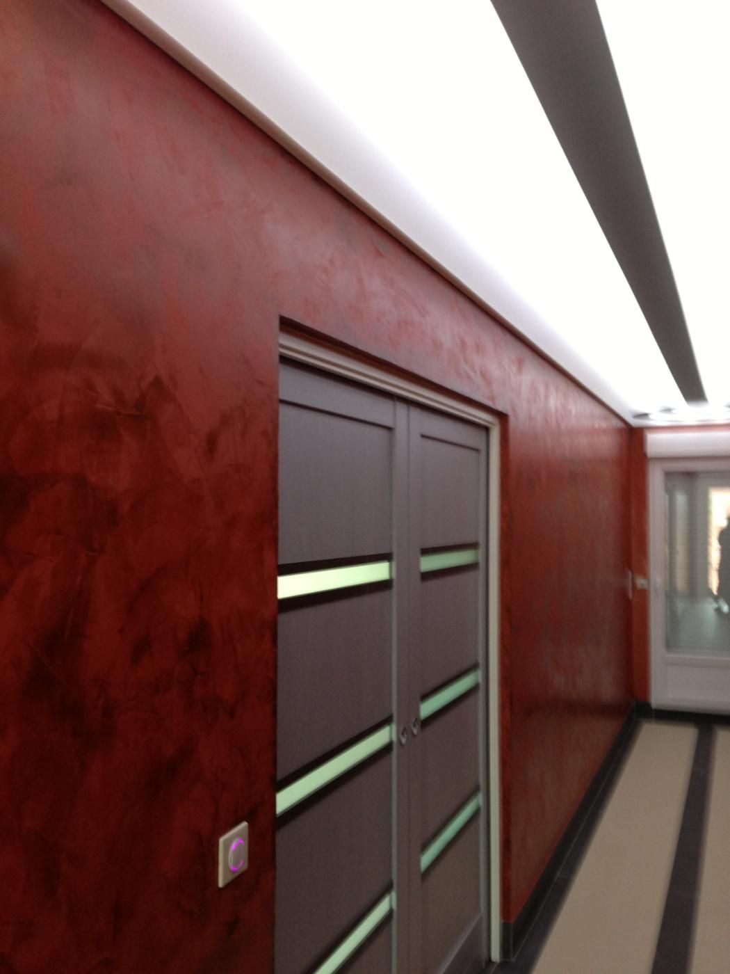 Peinture rouge dans un couloir