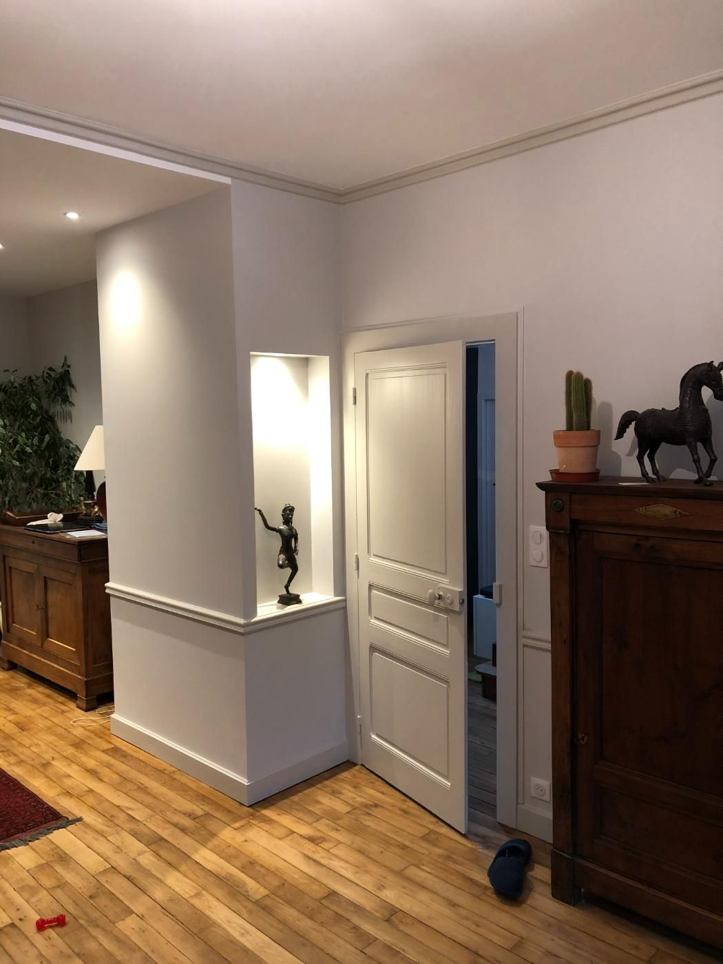 Création d'une niche décorative dans un mur pour œuvre d'art