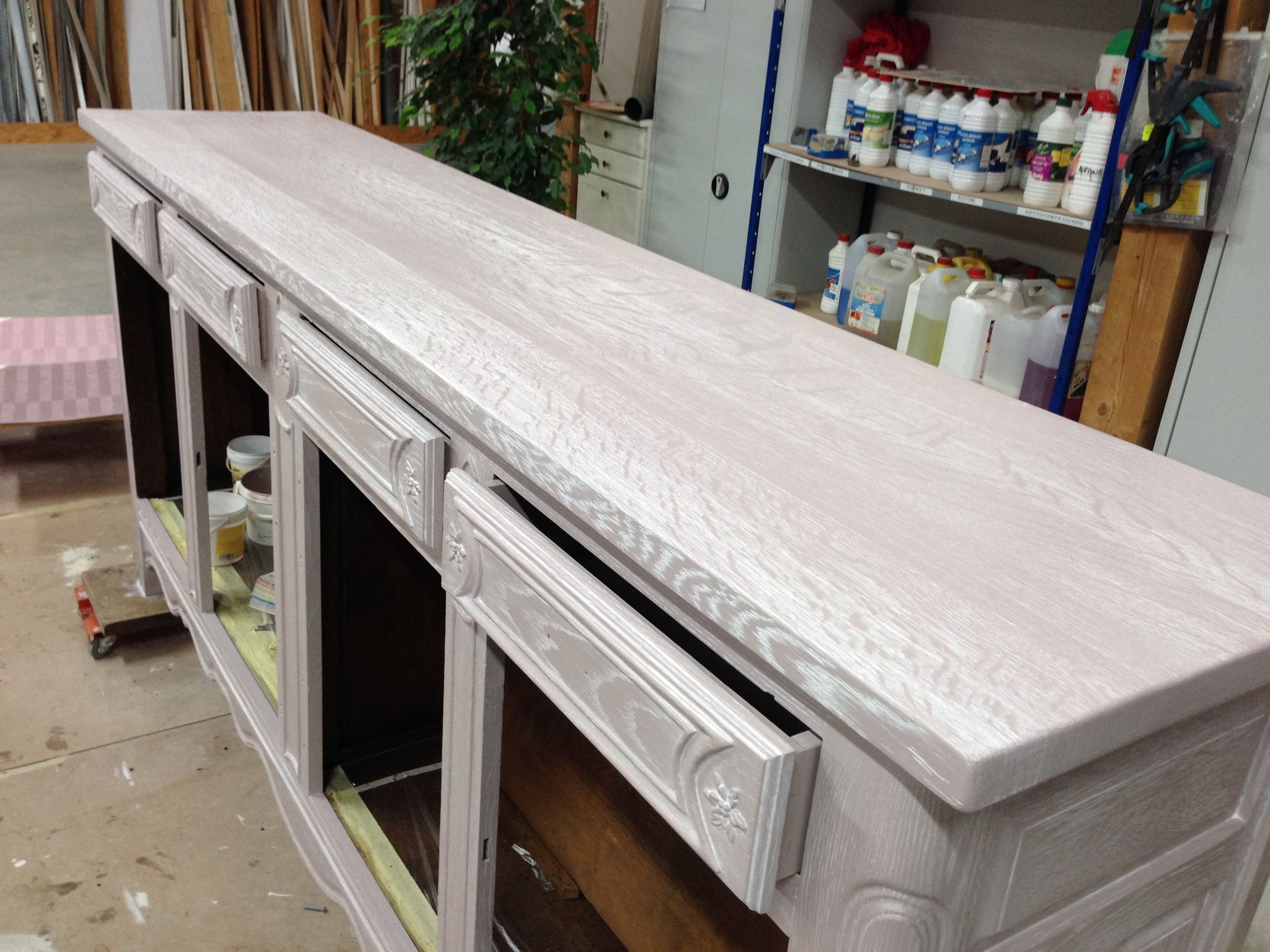 MT Peintures : restauration des tiroirs d'une commode en cours