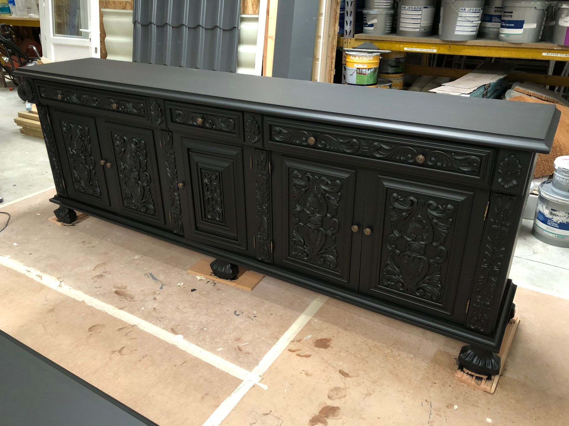 MT Peintures : Restauration d'un grand buffet noir