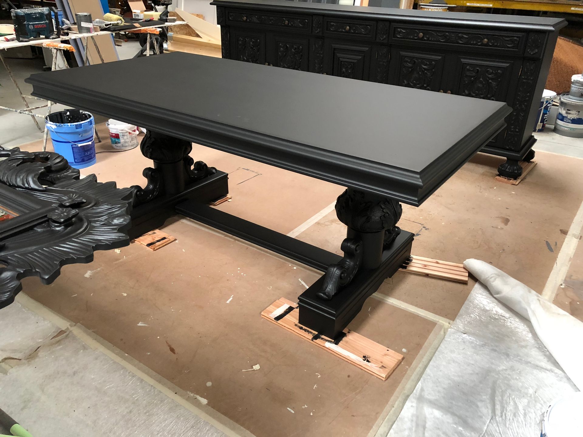 MT Peintures : Restauration et pose de peinture noire sur une table