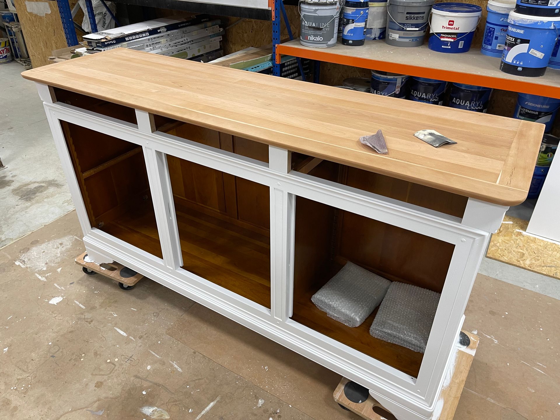 MT Peintures : détails d'une restauration de commode en bois en cours