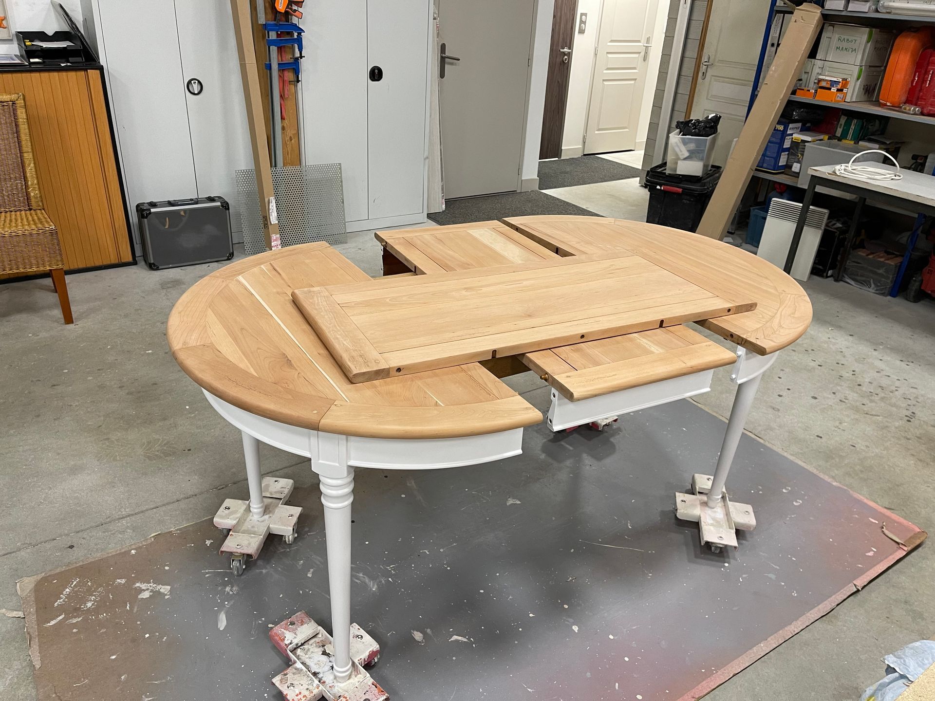 MT Peintures : détails d'une restauration de table en bois en cours
