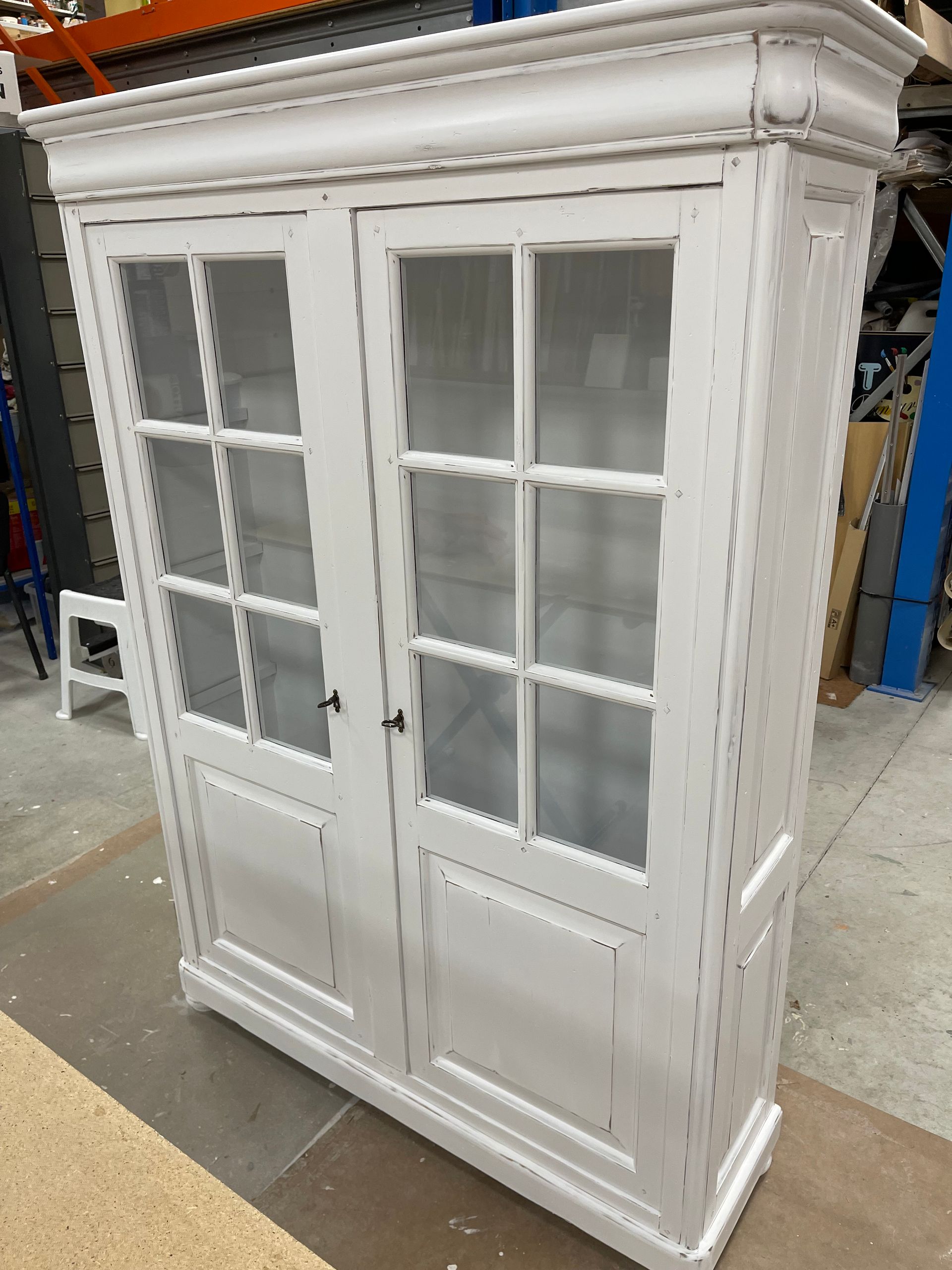 MT Peintures : armoire vitrifiée restaurée