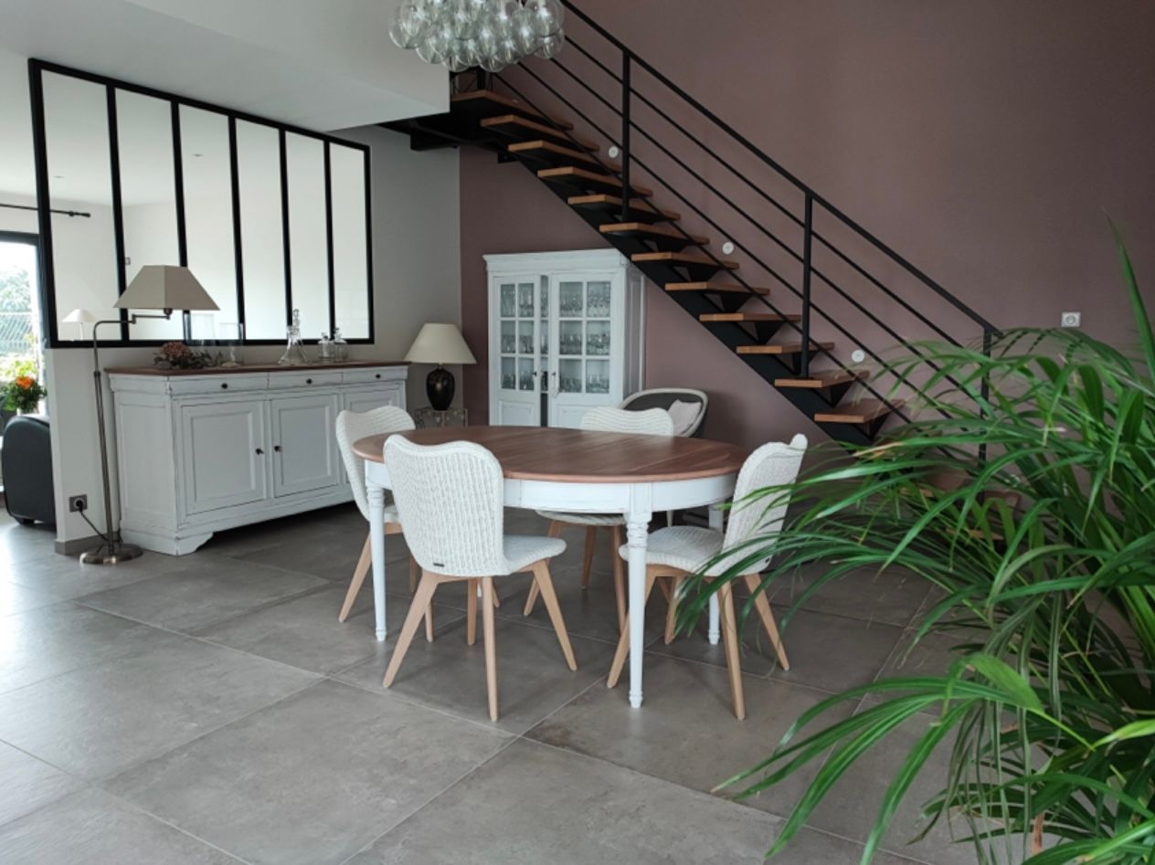 MT Peintures : travaux de restauration de plusieurs meubles d'une pièce de vie