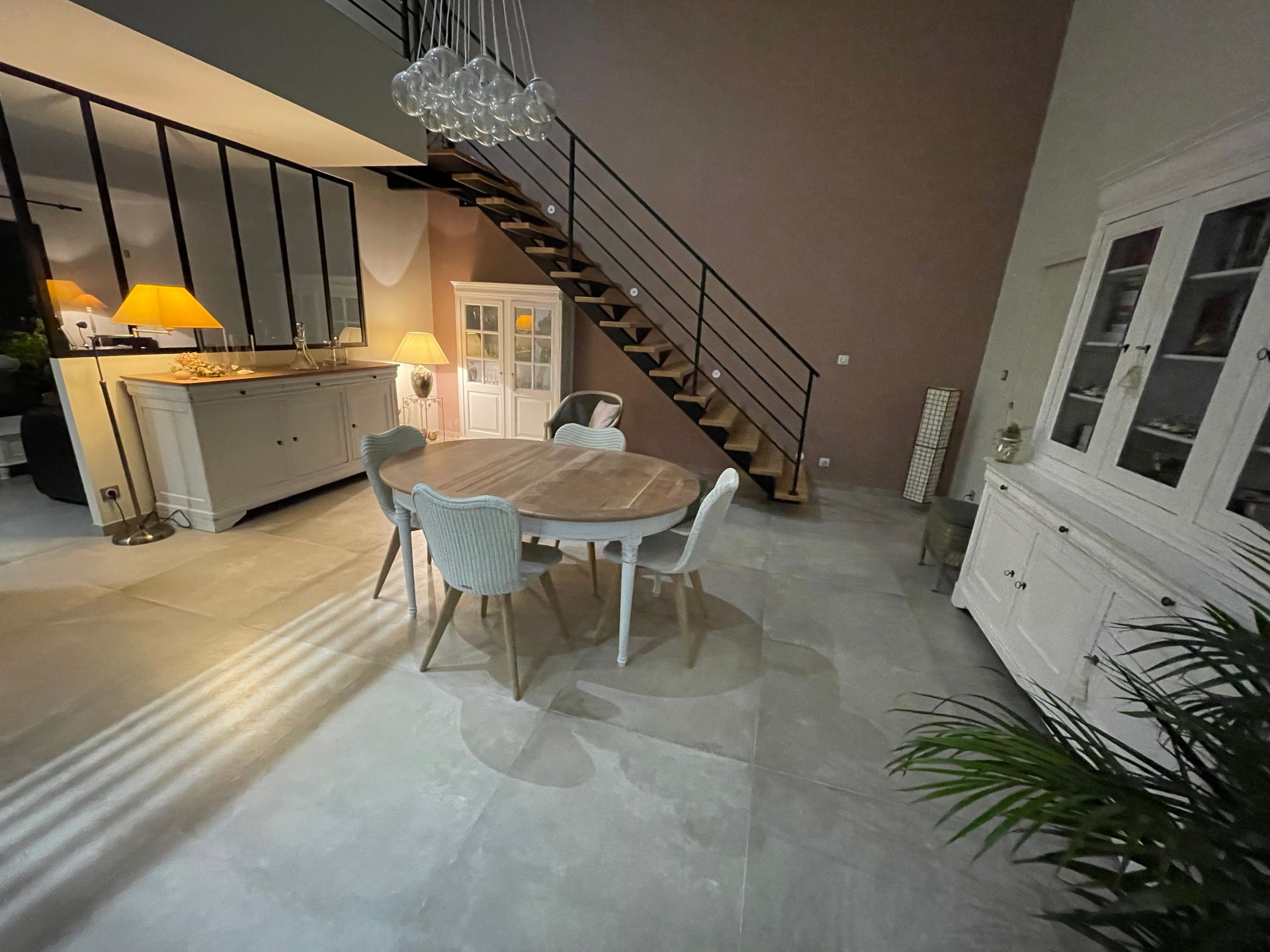 MT Peintures : restauration de meubles d'une salle à manger