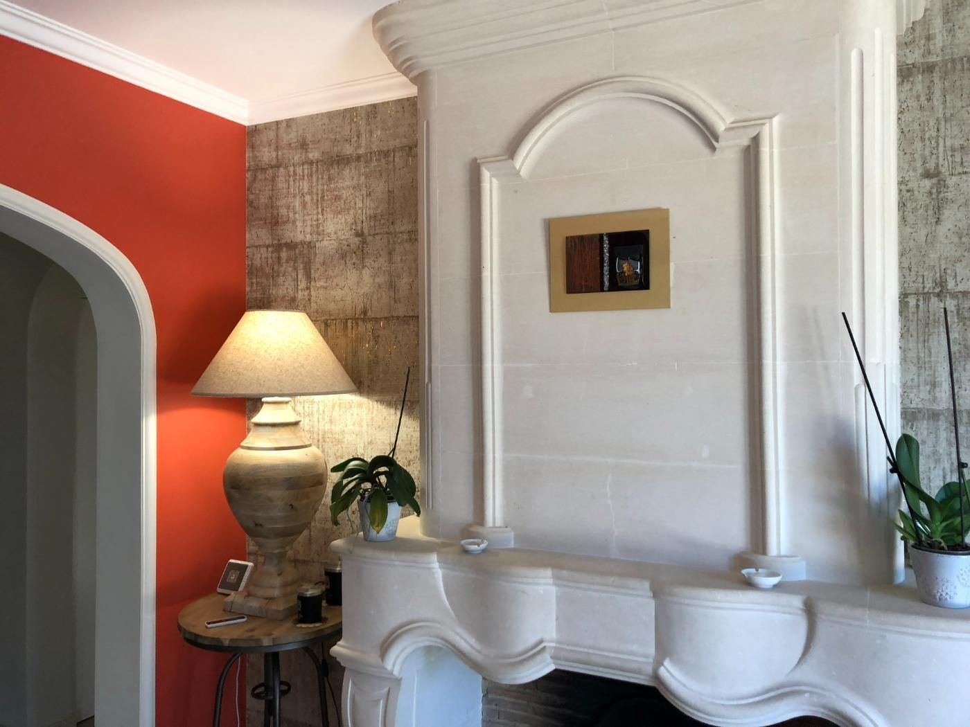 Mur avec moulure d'une ancienne cheminée et toile décorative tendu