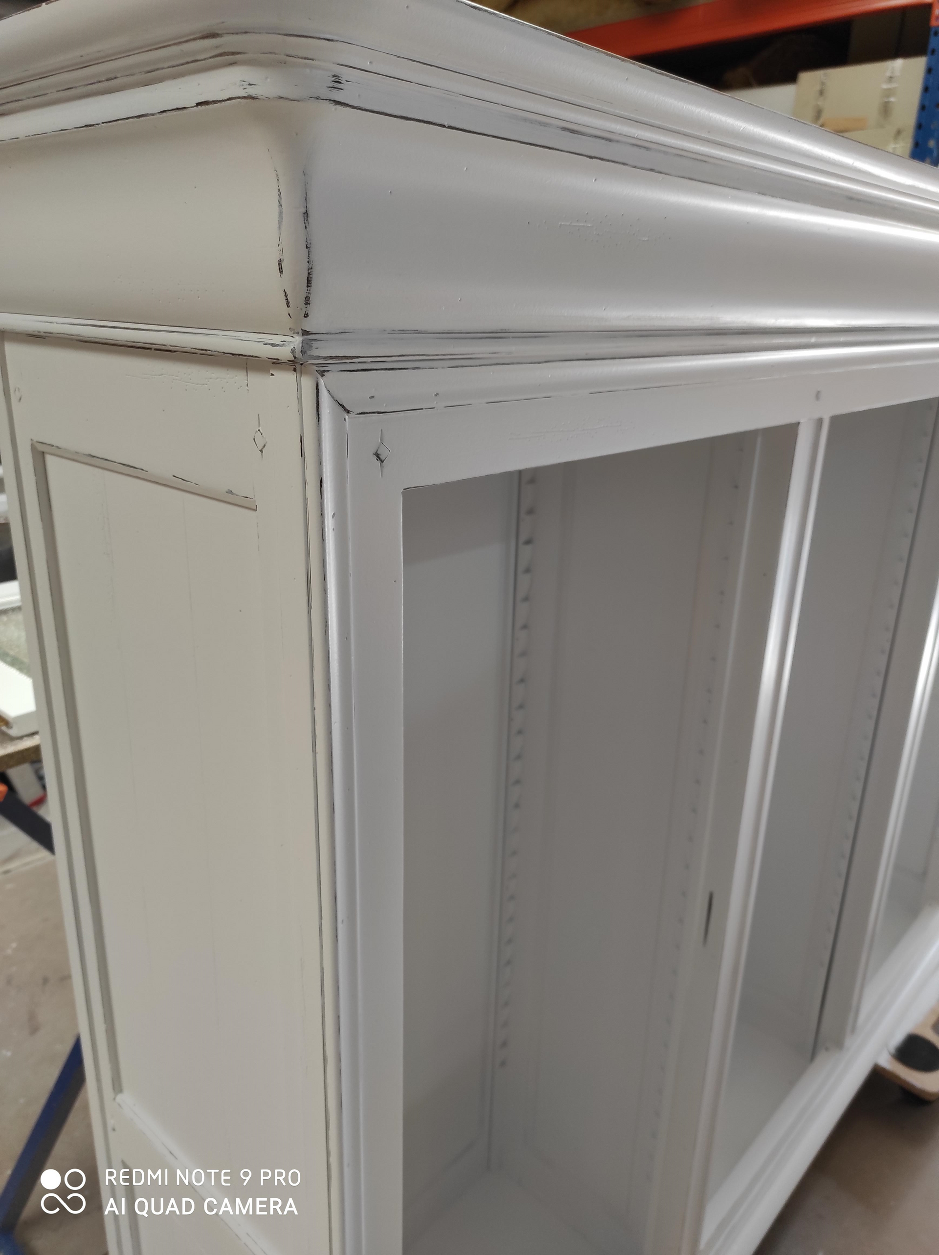 MT Peintures : détails d'une armoire restaurée et blanche
