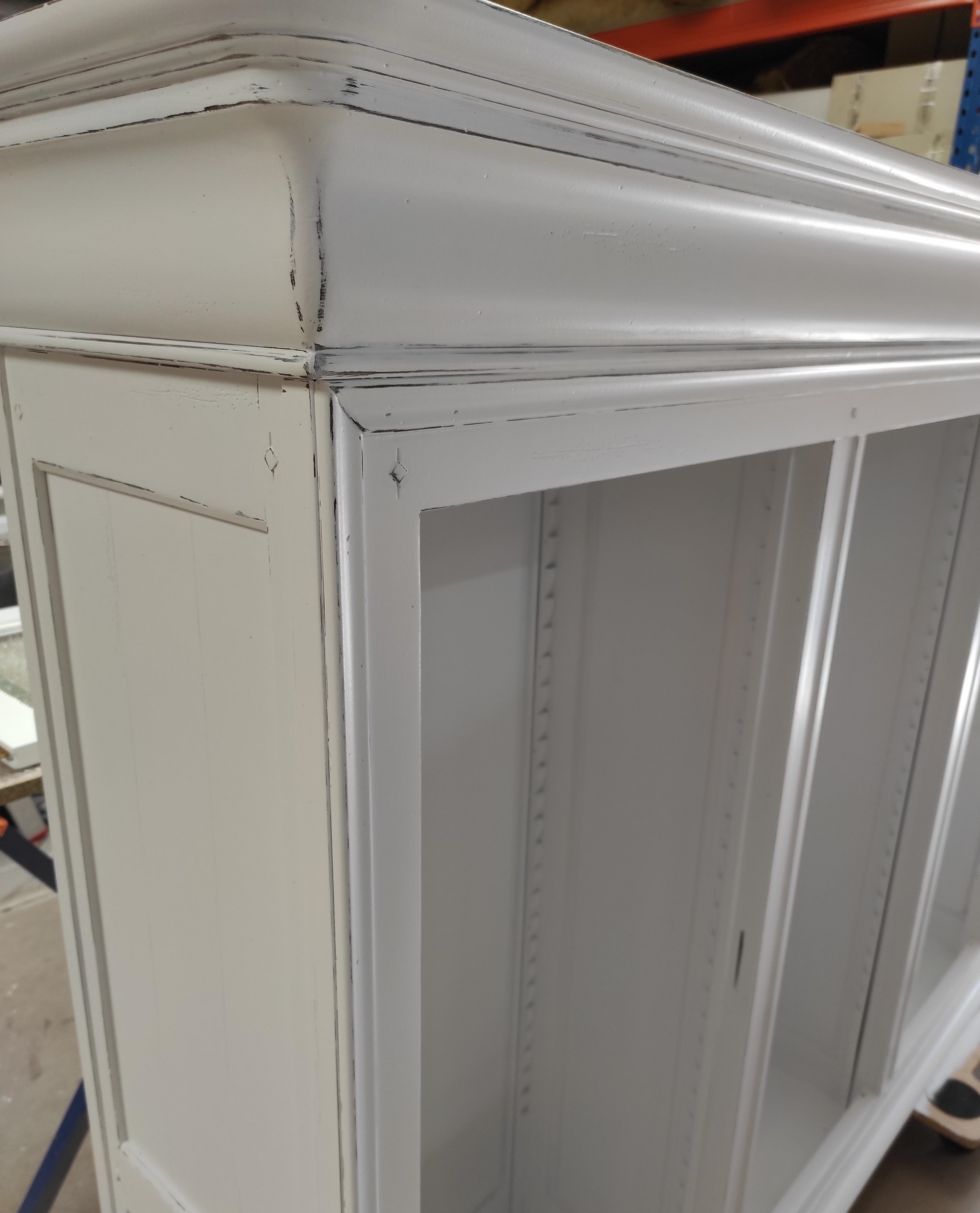 MT Peintures : détails d'une restauration de meuble en bois