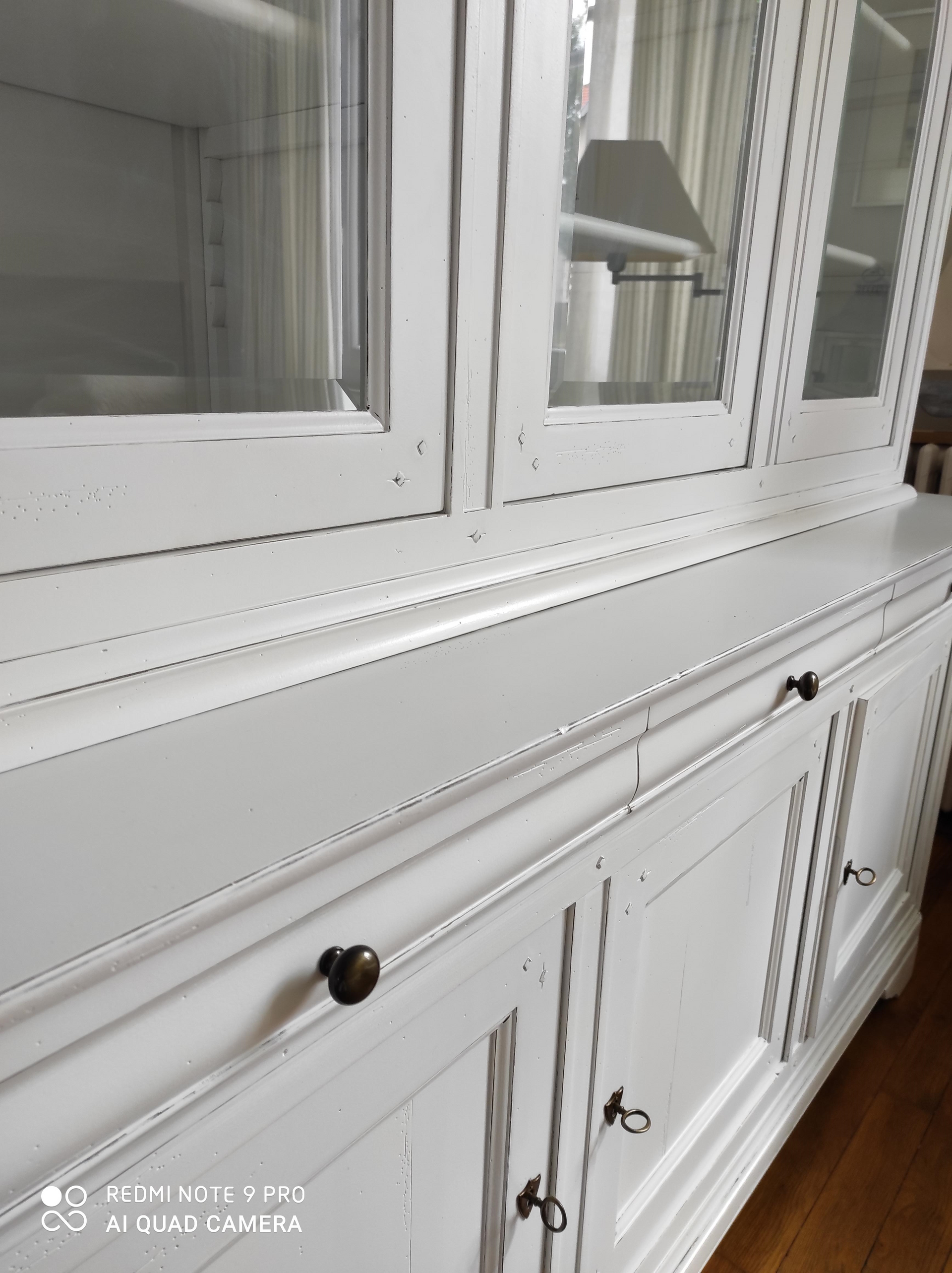 MT Peintures : détails des tiroirs d'une armoire restaurée