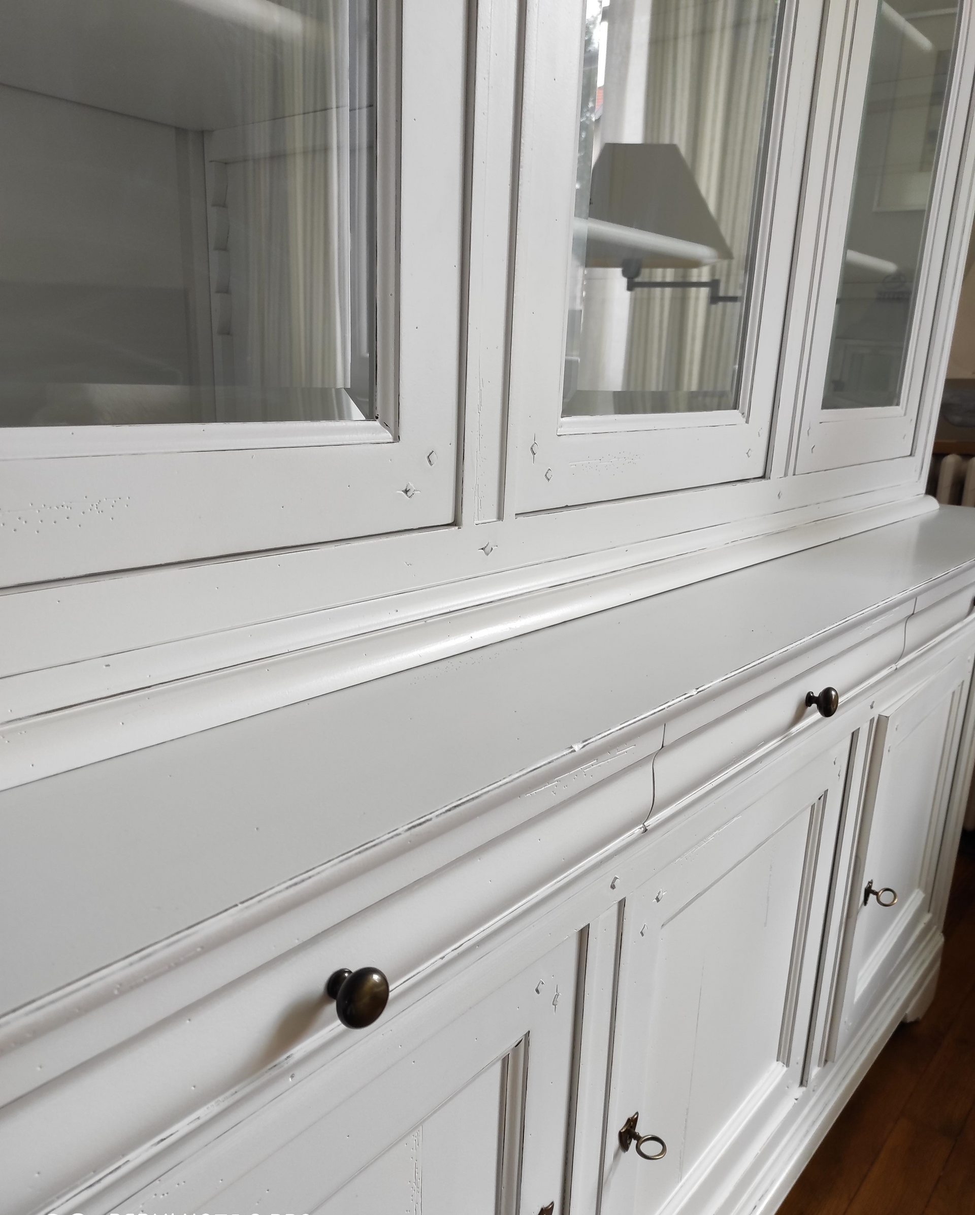 MT Peintures : Détails d'une restauration des tiroirs d'une armoire