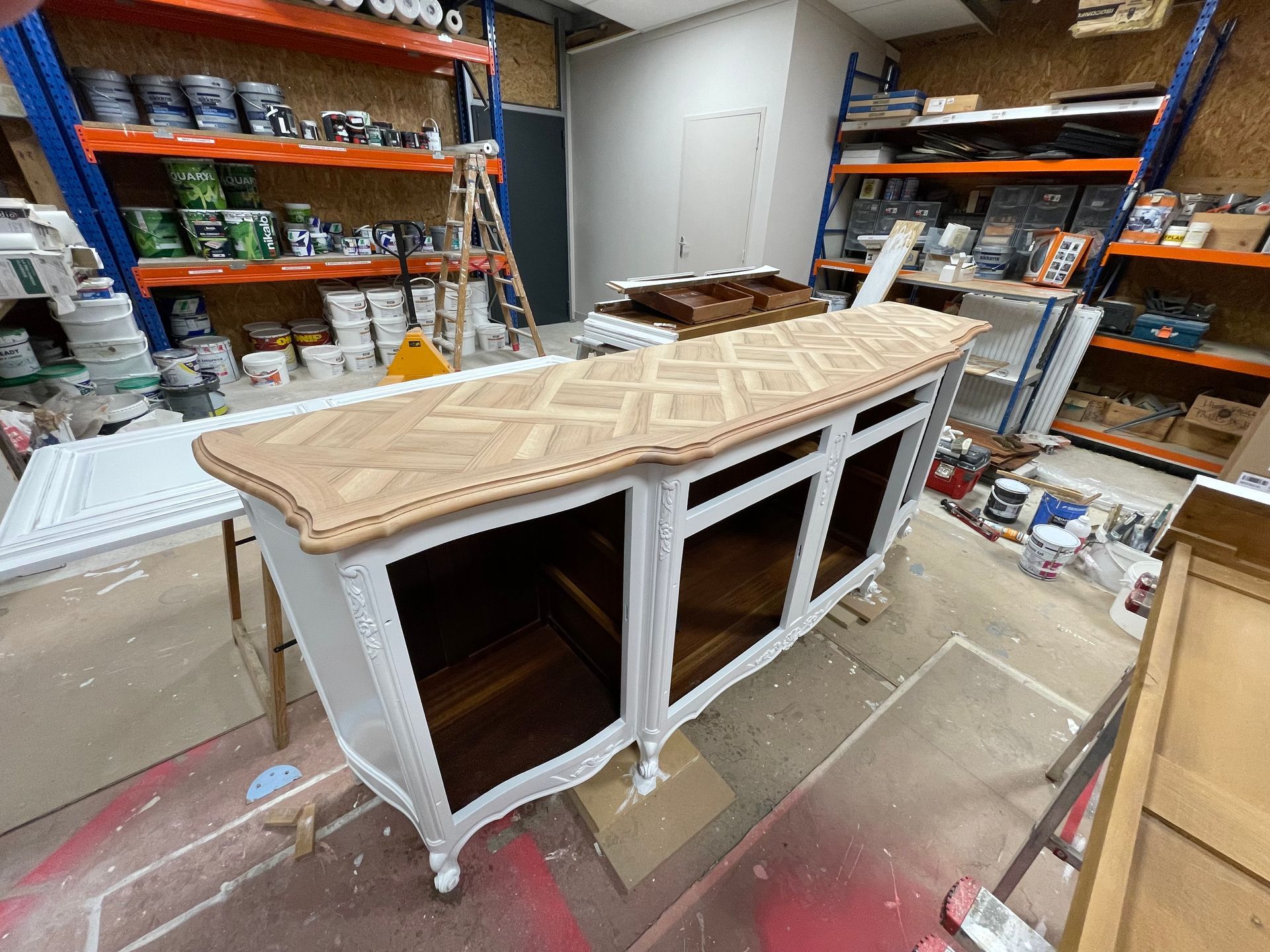 MT Peintures : restauration d'une commode dans l'atelier