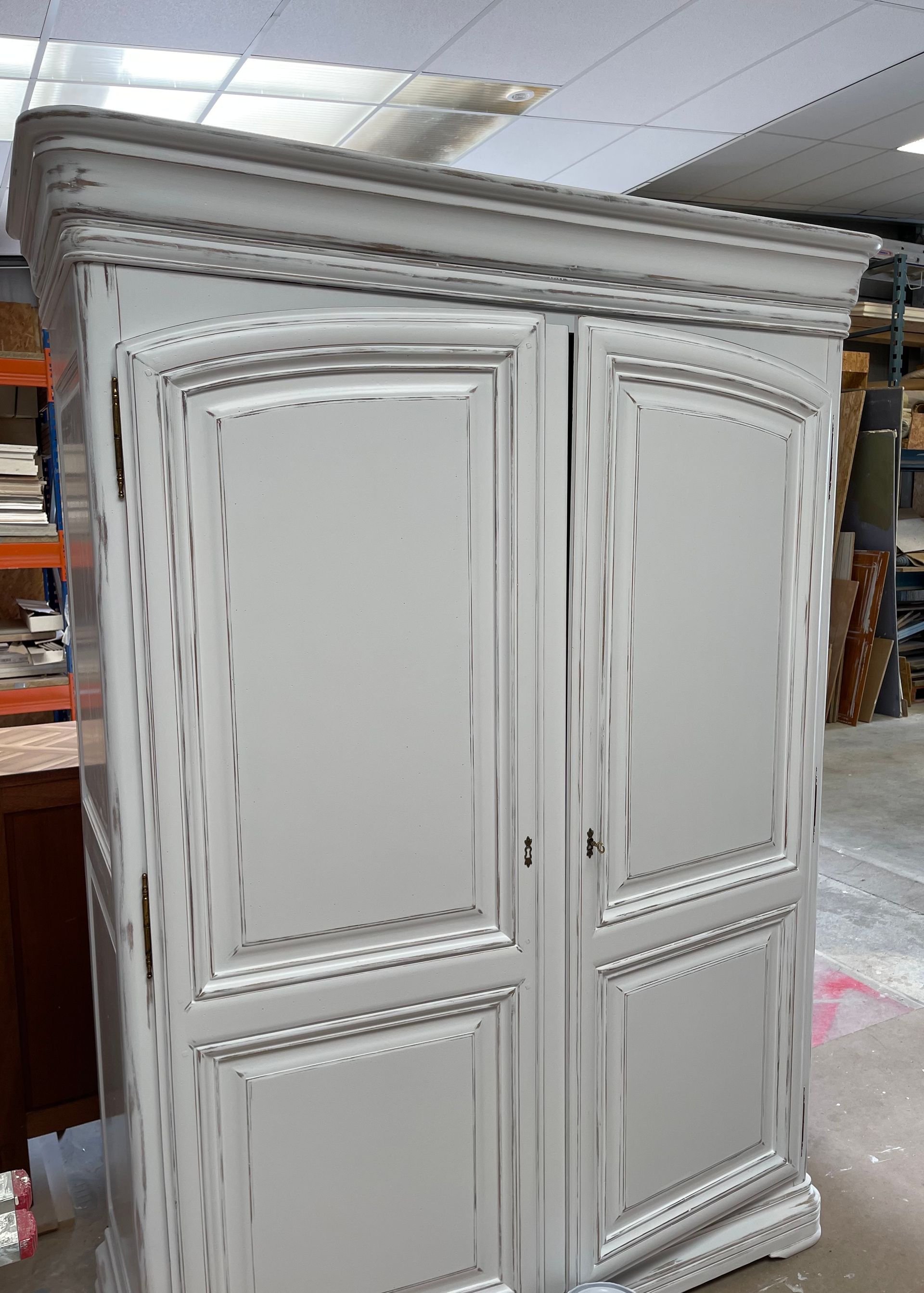 Armoire restaurée dans l'atelier