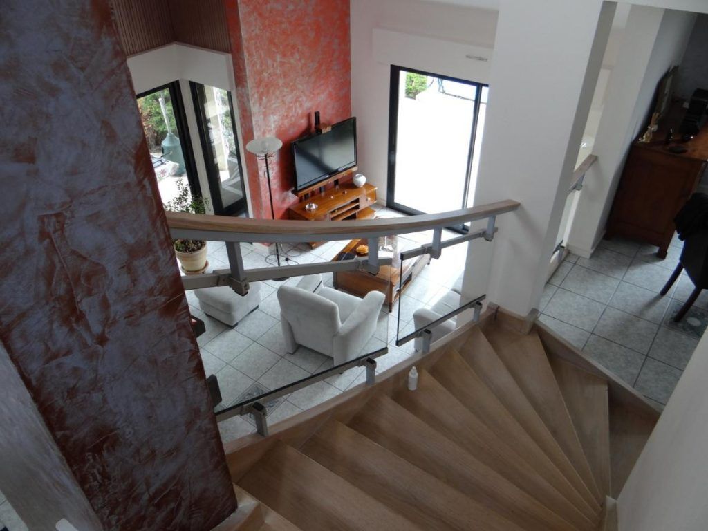 MT Peintures : vitrification blanchie d'un escalier en chêne et décoration à Limoges