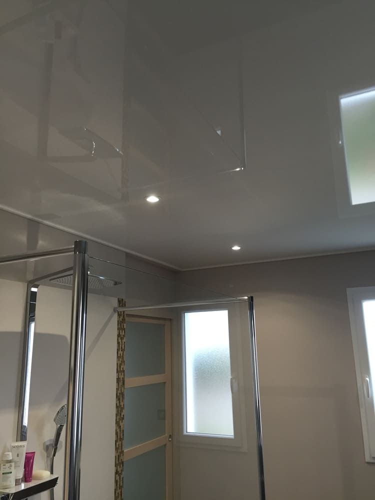 MT Peintures : plafond tendu laqué dans une salle de bains