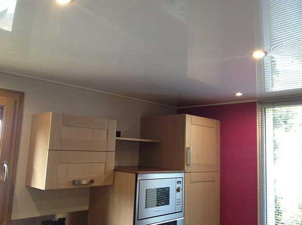 Plafond tendu et cuisine