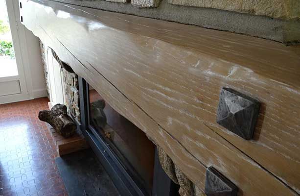 Cheminée avec détails en bois