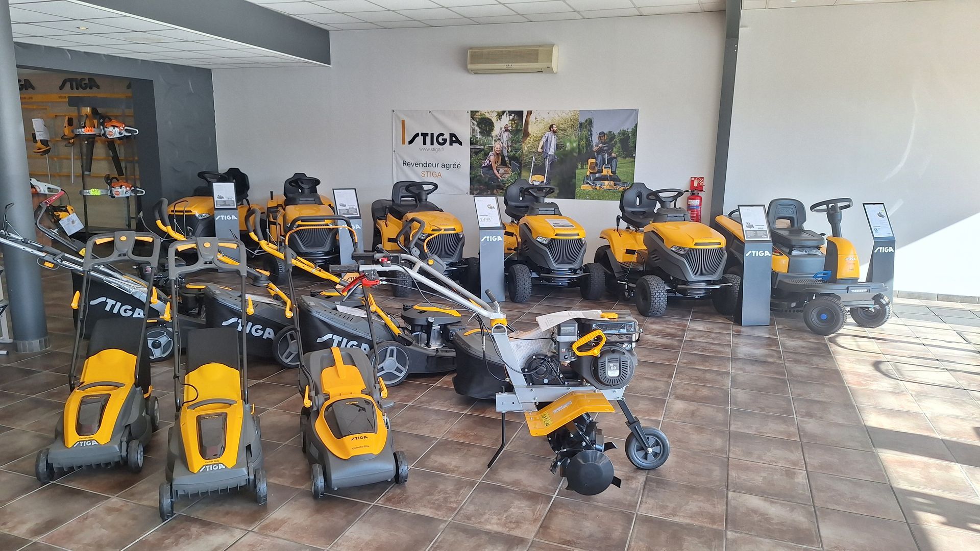 Suite de tondeuses jaunes et noires