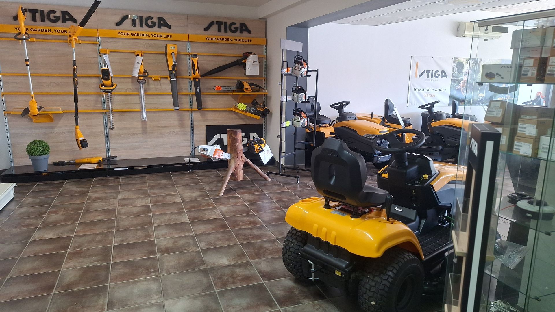 Tondeuse noir et jaune vue par derrière