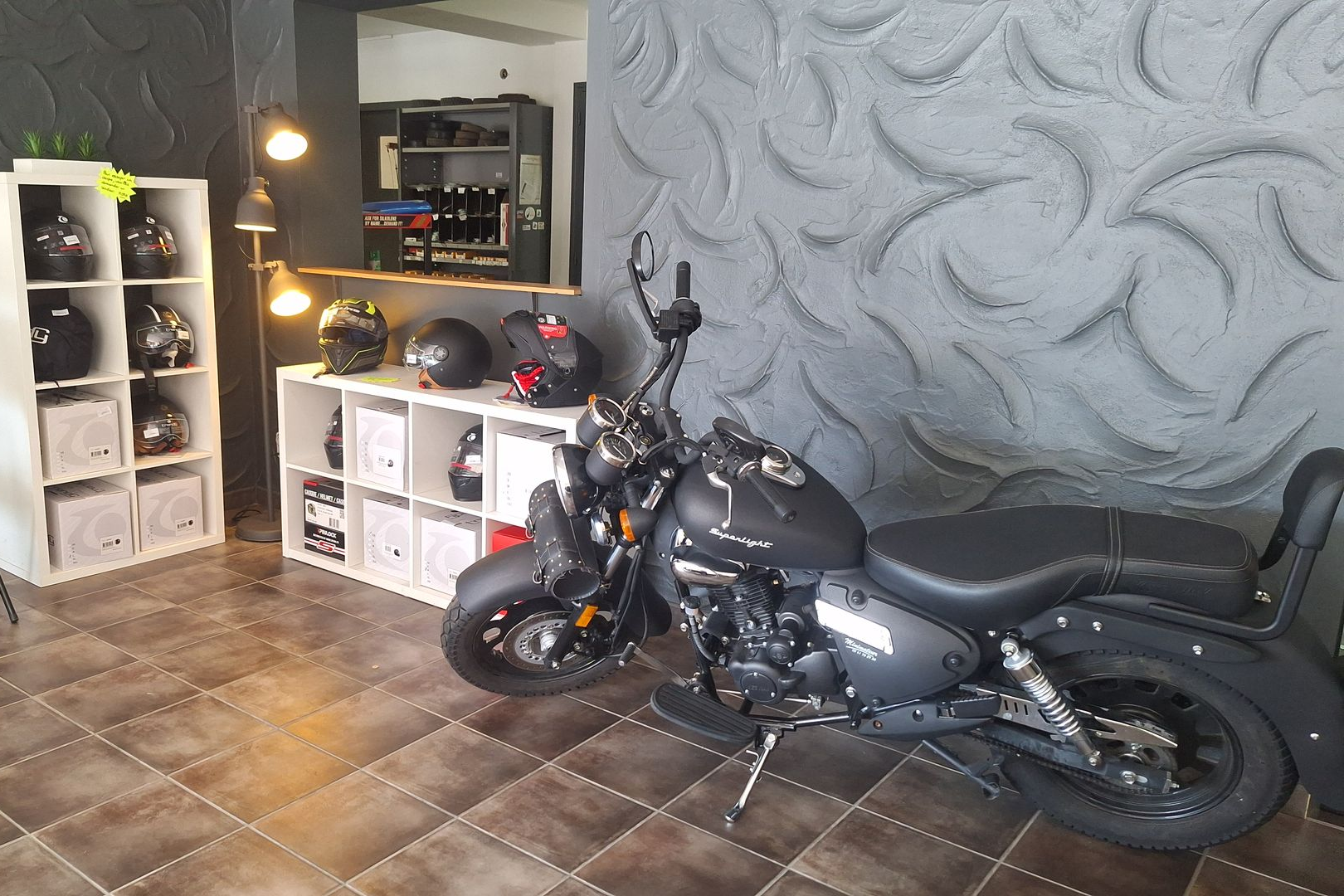 Moto noire à côté de casiers blancs