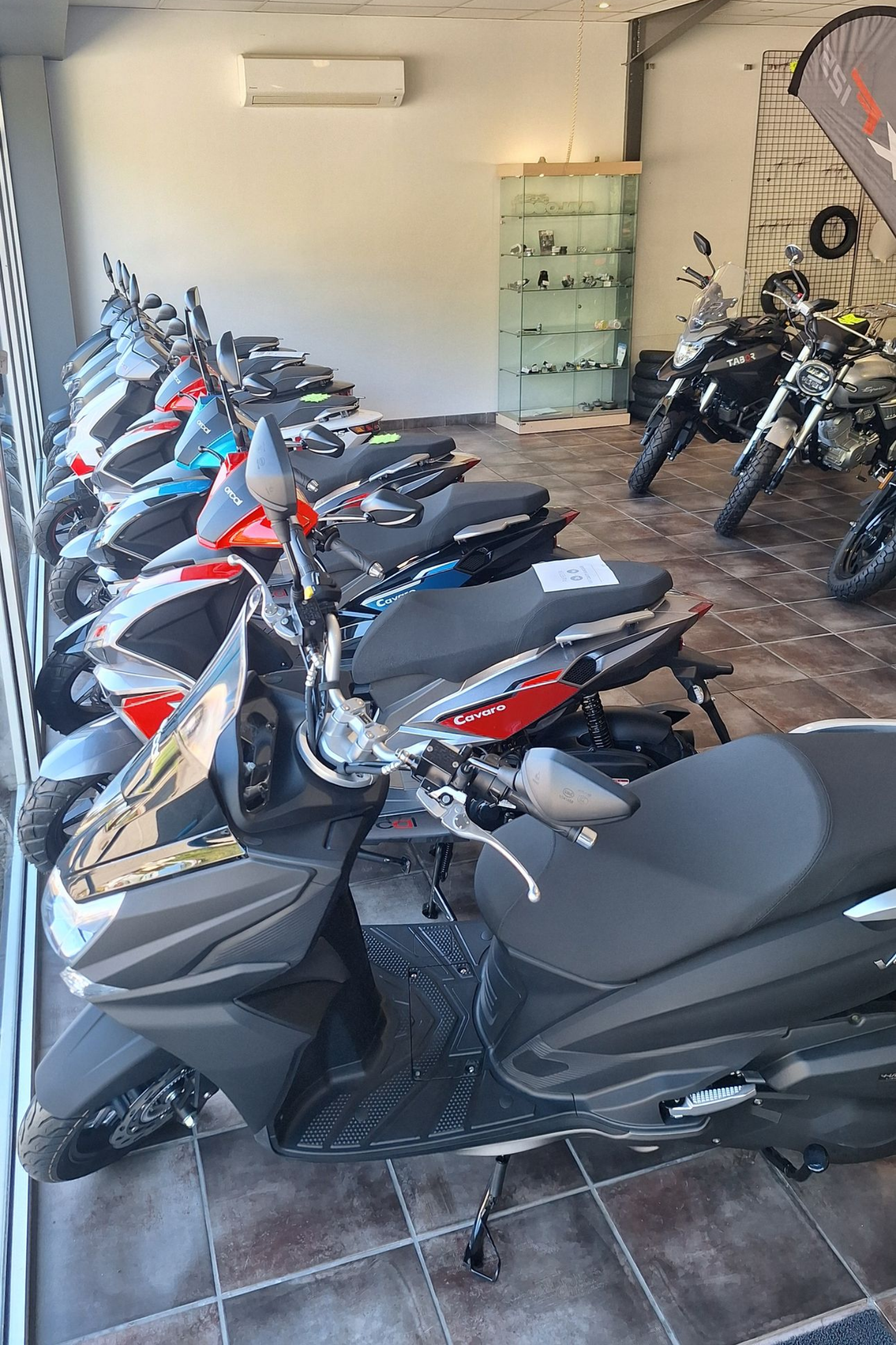Série de scooters noirs et rouges