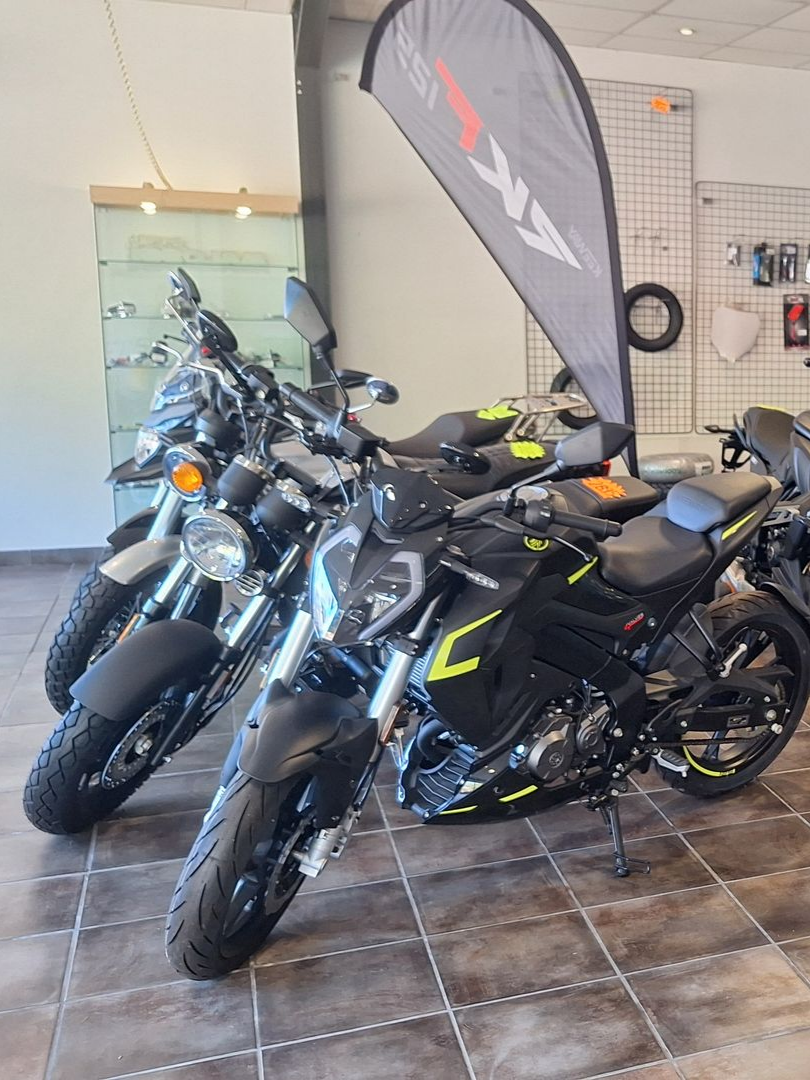 Motos devant une vitrine dans un magasin