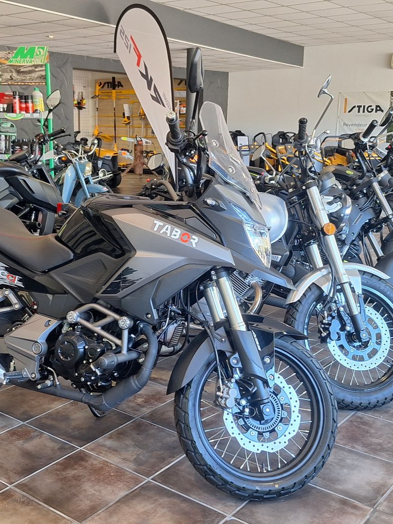 Moto grise avec une vitre de protection