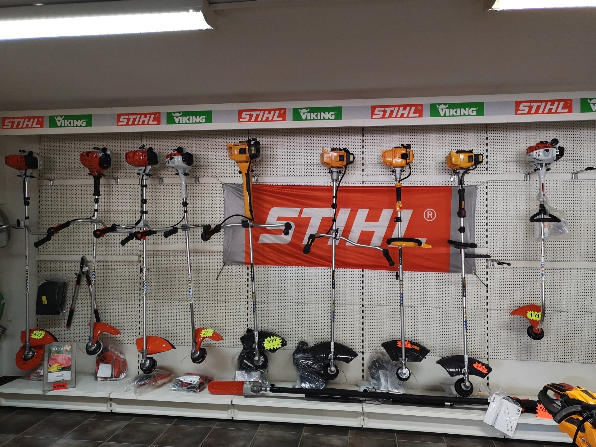 Débroussailleuses STIHL accrochées sur un mur
